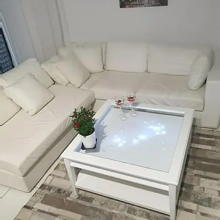 Manolis House Apartmán *