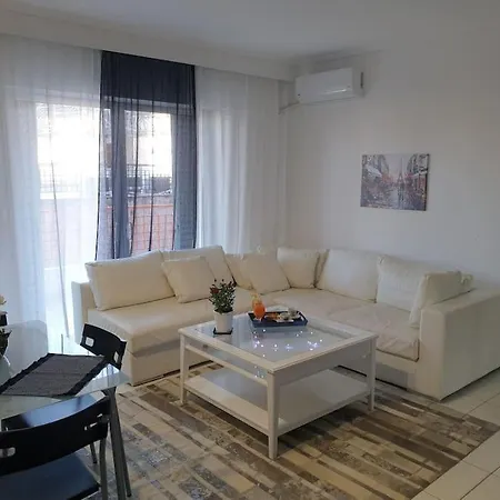 Manolis House Apartmán *